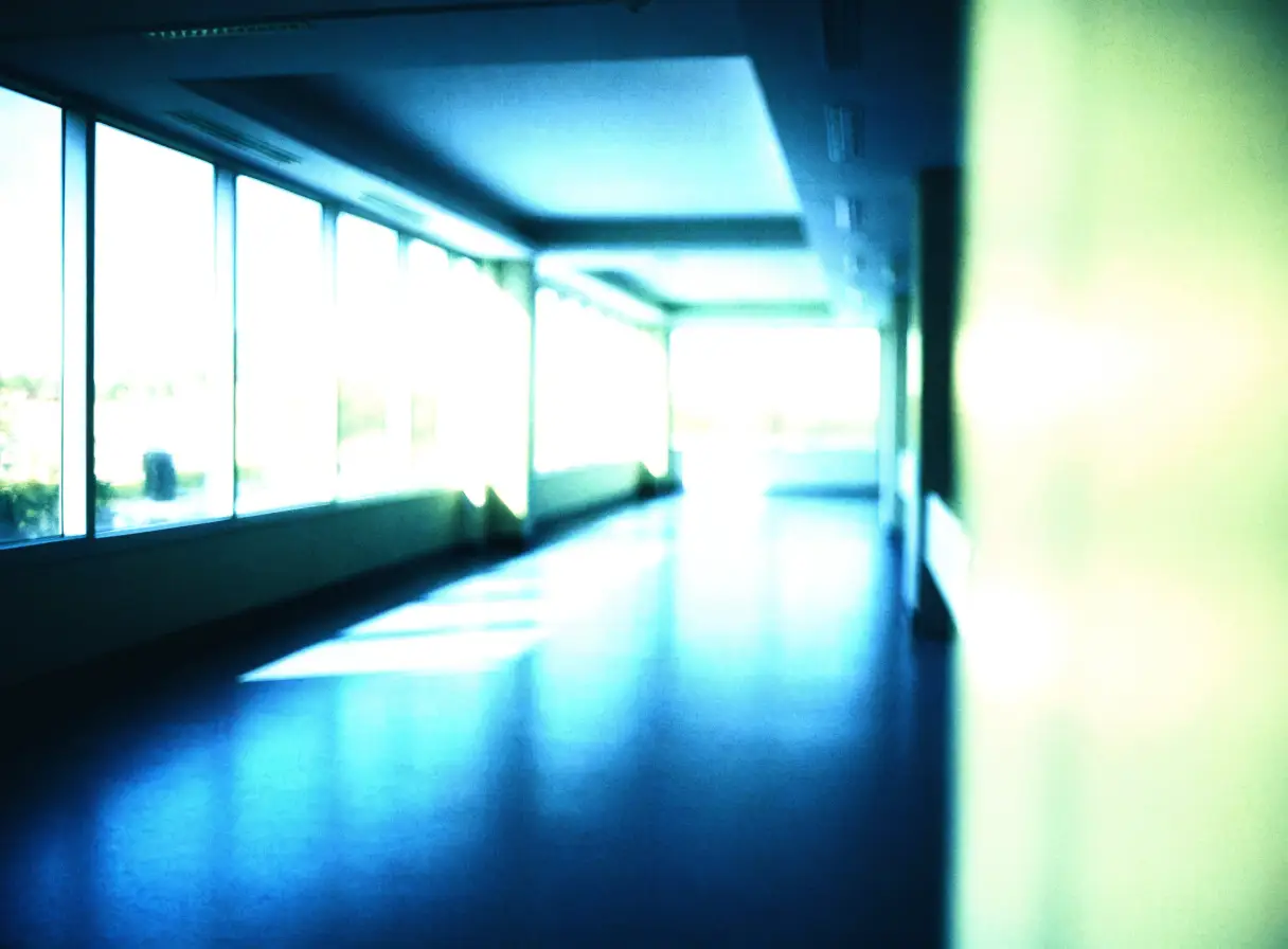 Un couloir calme et baigné de lumière à l'intérieur d'un hôpital moderne et accrédité de Mumbai